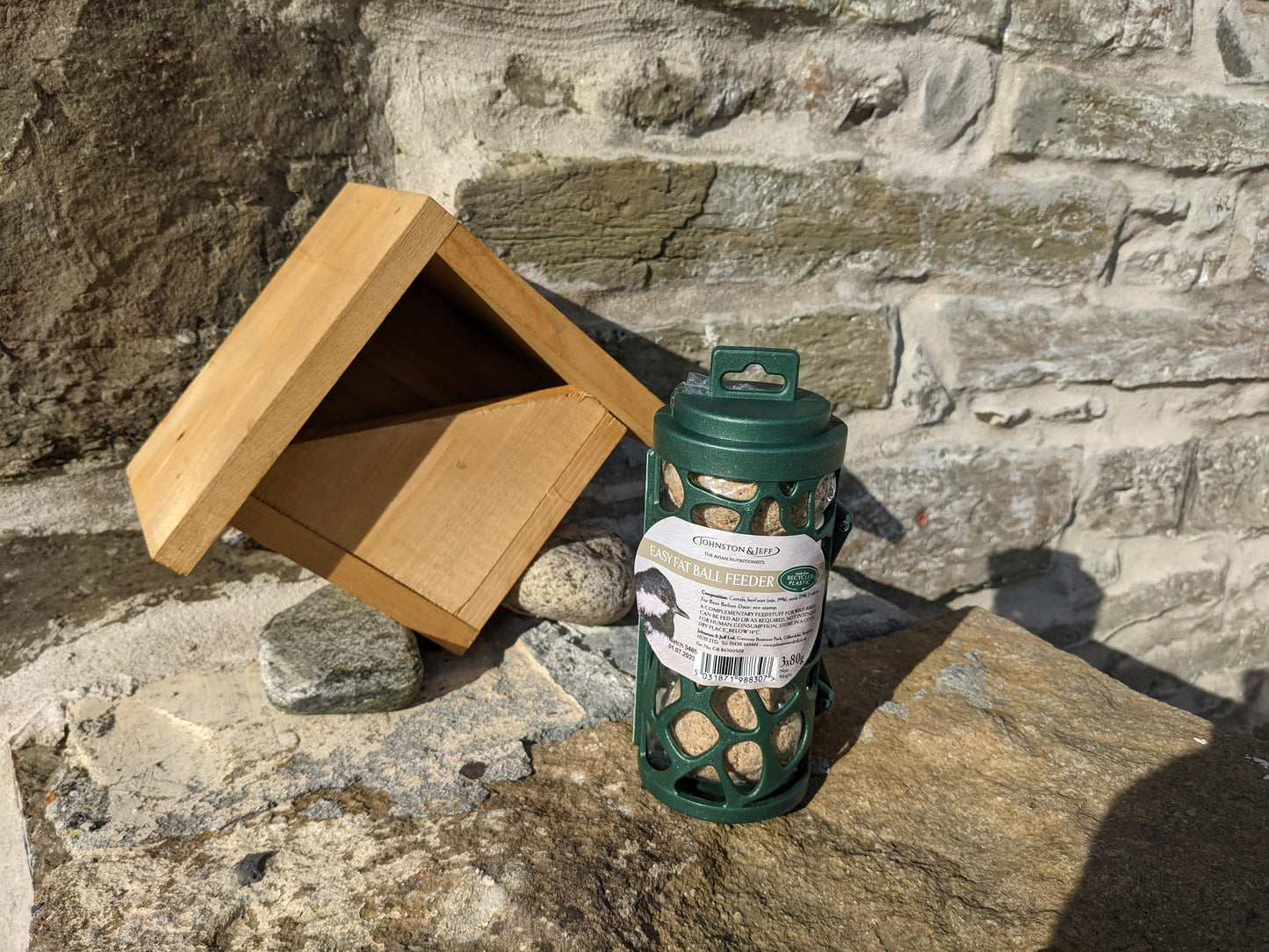 Robin Nesting and Feeding Garden Set