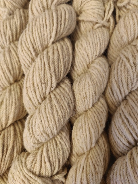 Boreray Yarn 100g Skeins, showing the colour variation of the yarn, cream oatmeal and beige.