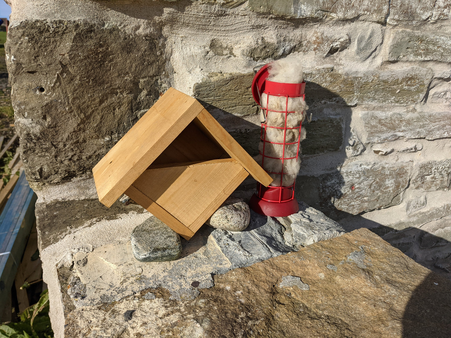 Robin Nesting and Feeding Garden Set