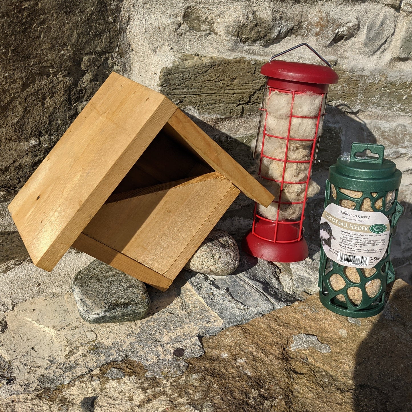 Robin Nesting and Feeding Garden Set