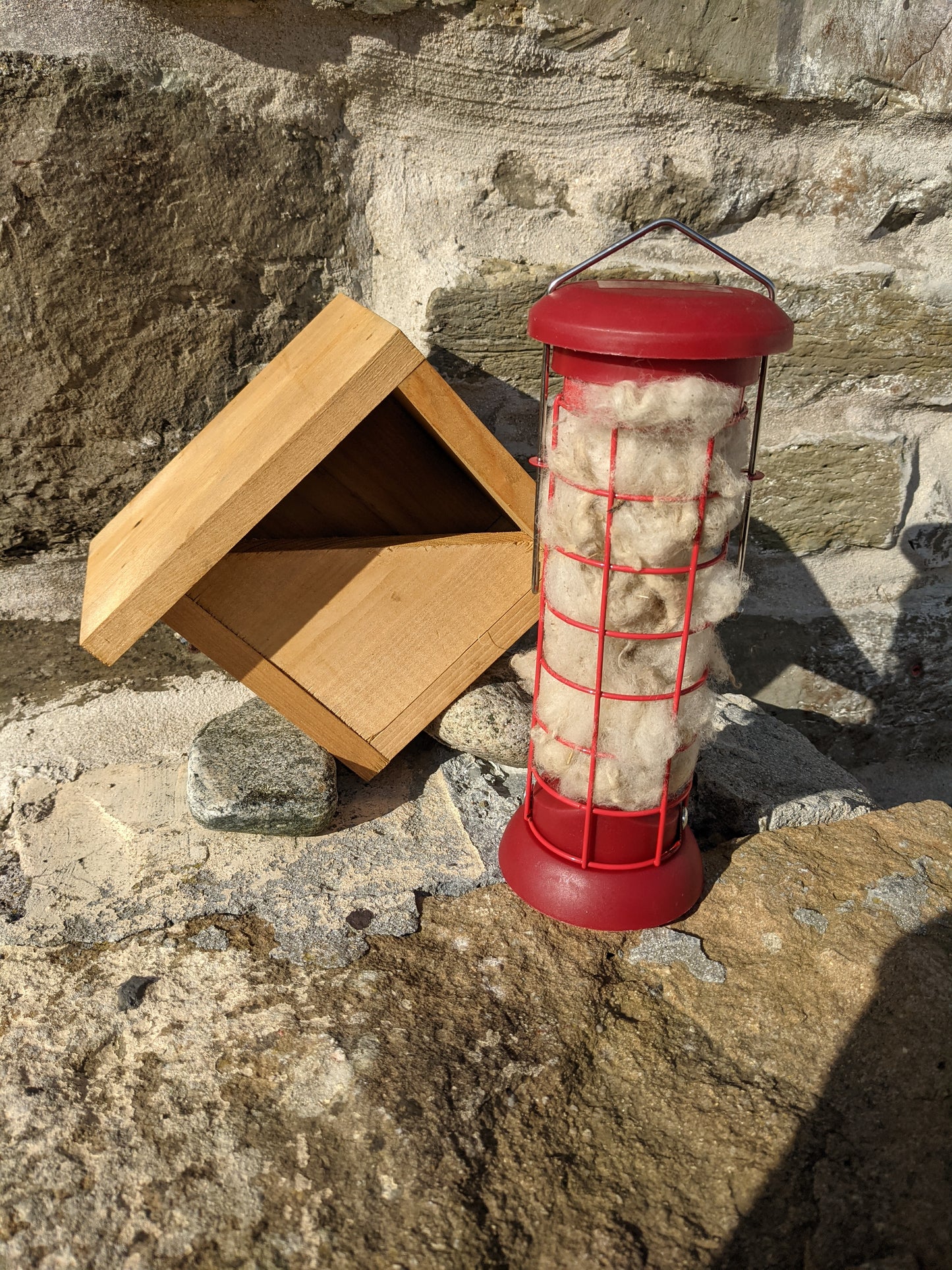 Robin Nesting and Feeding Garden Set