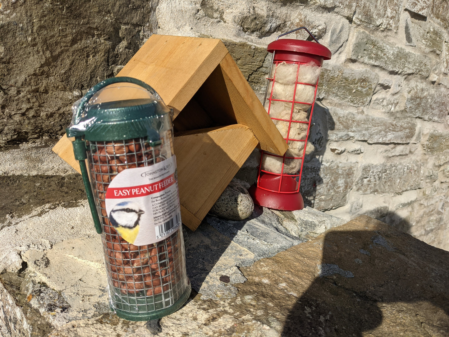 Robin Nesting and Feeding Garden Set